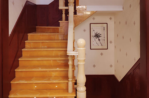 雁江中式别墅室内汉白玉石楼梯的定制安装装饰效果